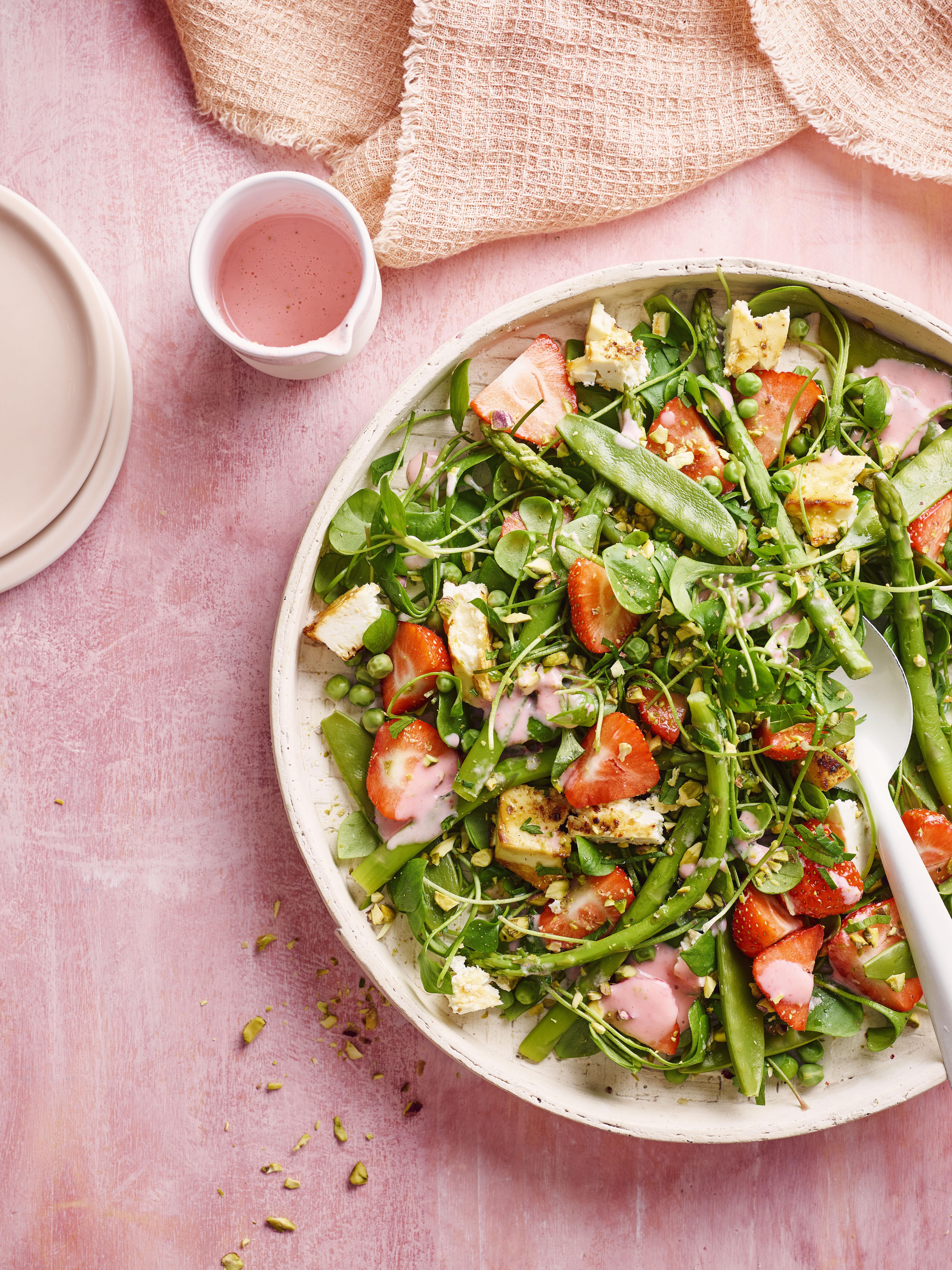 Salade met aardbeien, groene asperges, gebakken feta en pistachecrumble